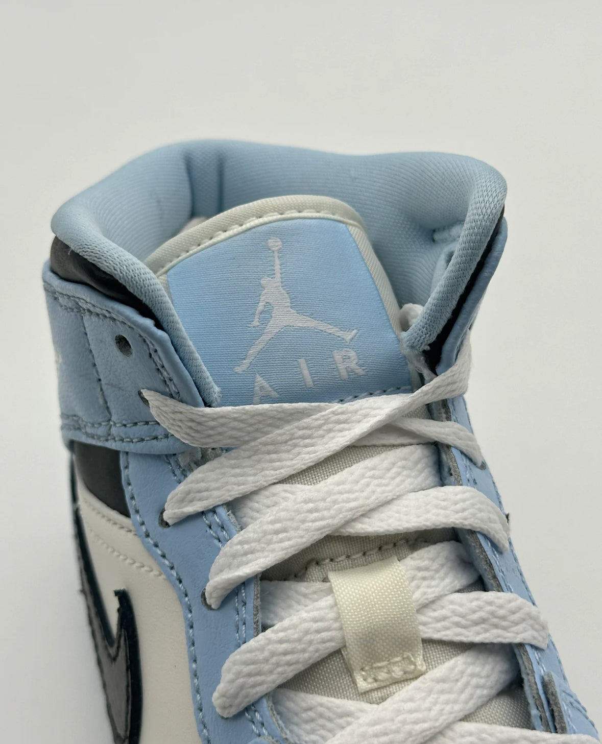 Jordan 1 mid ice blu