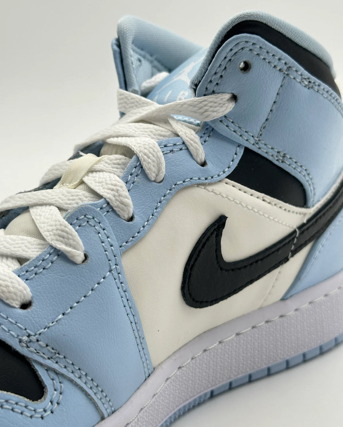 Jordan 1 mid ice blu