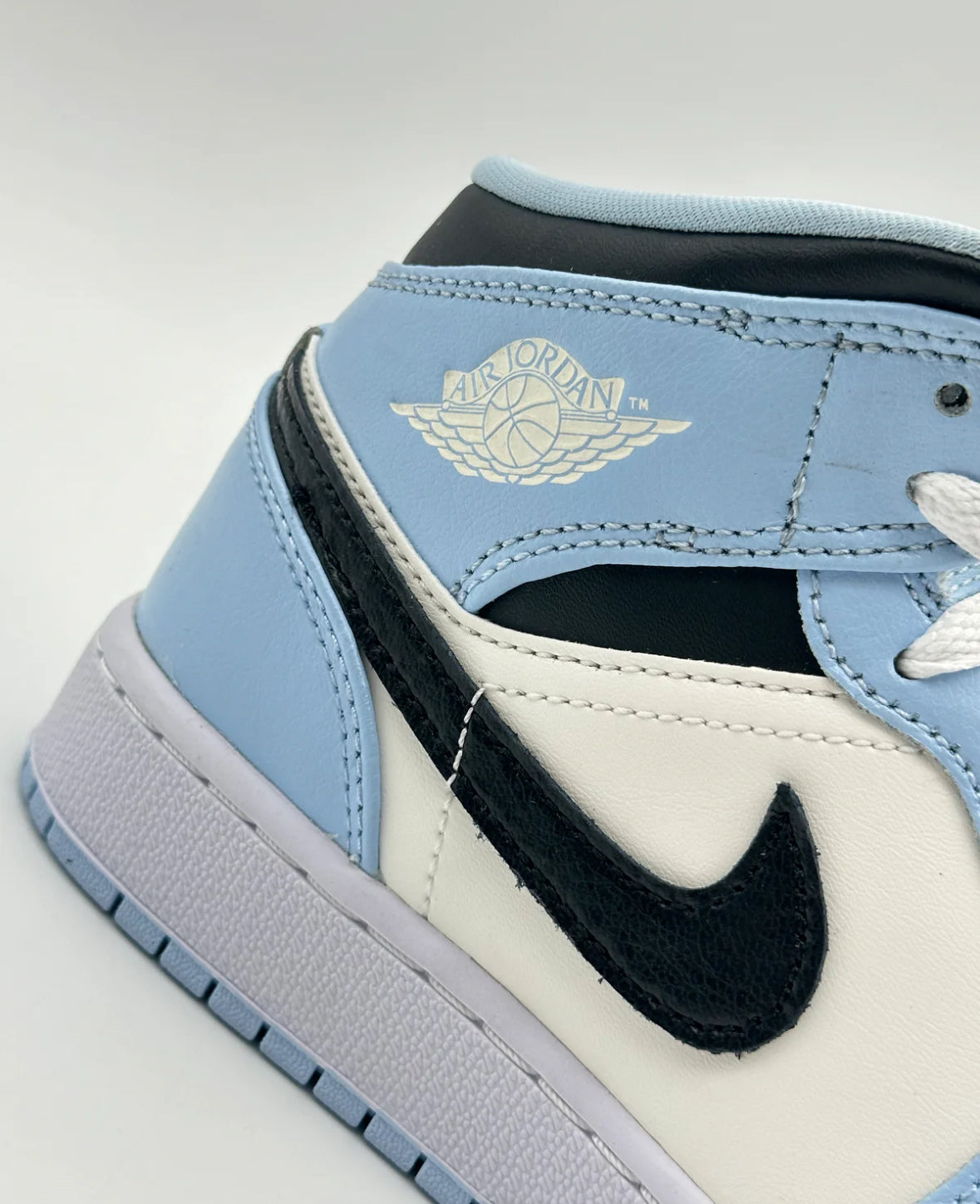 Jordan 1 mid ice blu